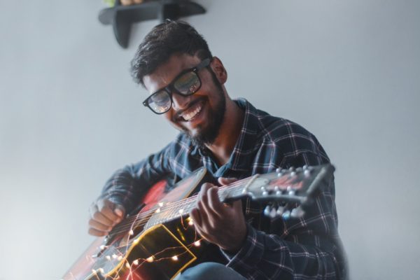 26 Easy Hindi Songs on Guitar - Beginners Guide (2023) - TheGuitar